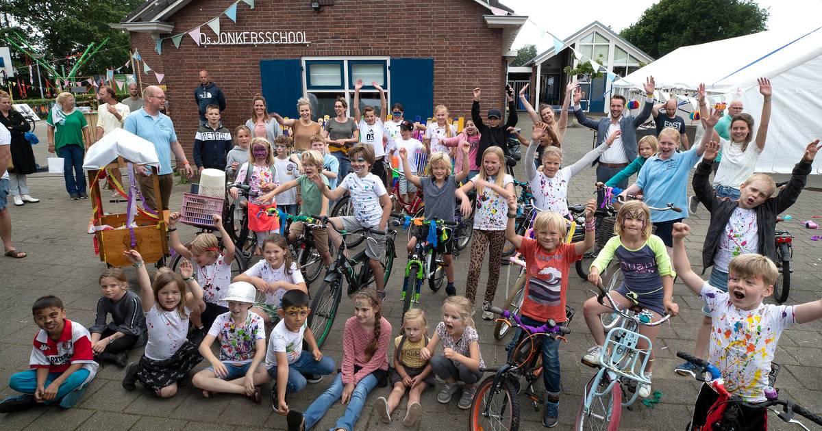 Tranen bij het afscheid van de dorpsschool: 'Dit is een aderlating voor Lathum' - De Gelderlander