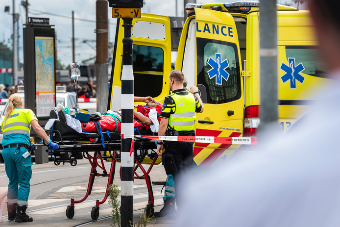 Een van de gewonden wordt naar de ambulance gebracht na de aanslag door een Afghaanse man op Amsterdam Centraal.