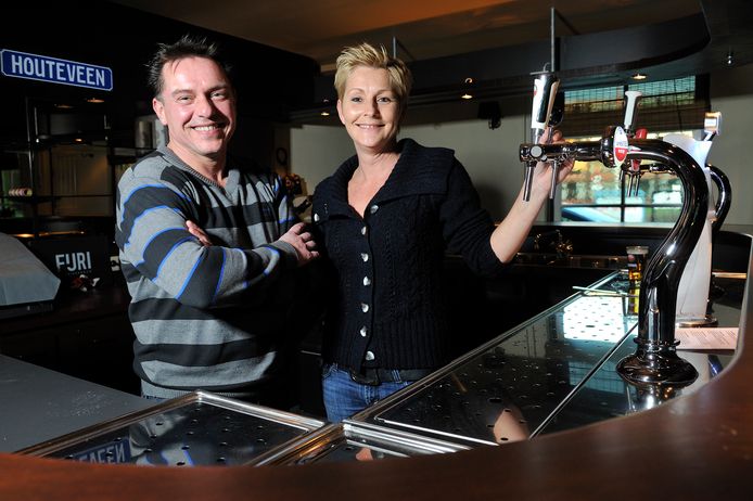 Ronald en Susan Rijnders houden het na acht mooie jaren voor gezien in eetcafé 't Houteveen. De opvolgers staan klaar.