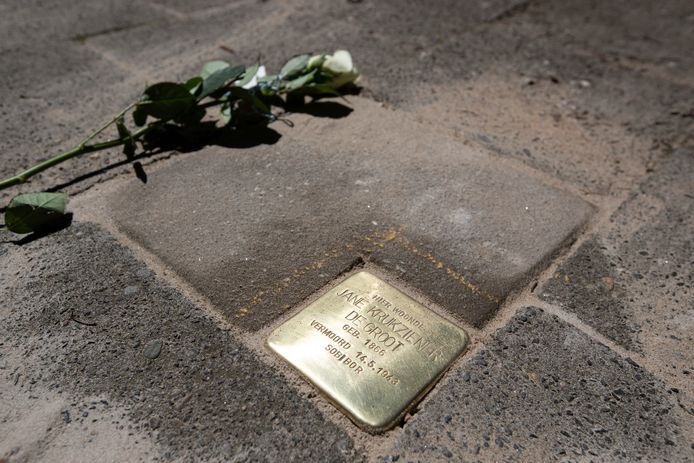 DS-2021-9522 - Zutphen - Nabestaanden van Joodse gezinnen wandelen langs nieuwe stolpersteine in Schilderswijk, die worden onthuld. De stenen liggen voor de huizen waar de gezinnen in WO II woonden. De steen voor Jane Krukziener.
