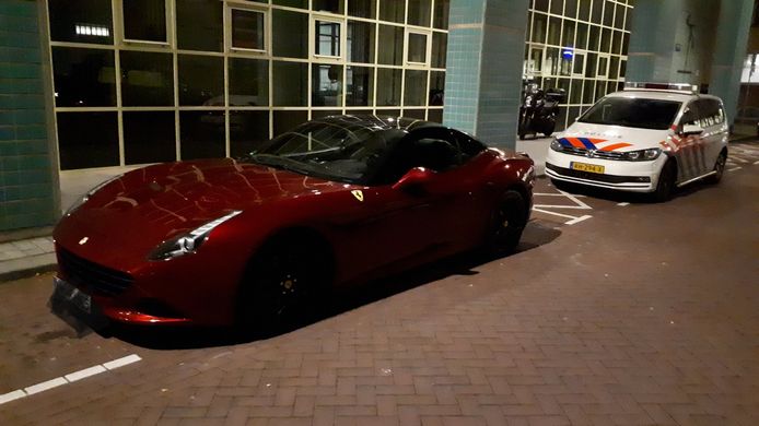 De inbeslaggenomen Ferrari voor het politiebureau.