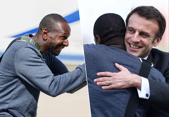 Le journaliste français Olivier Dubois accueilli par le président français Emmanuel Macron sur la base aérienne de Villacoublay.