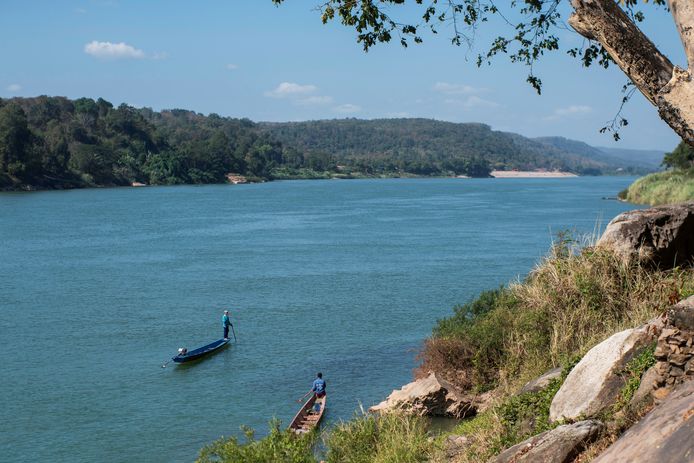 De Mekong-rivier kleurt blauwgroen in Laos.