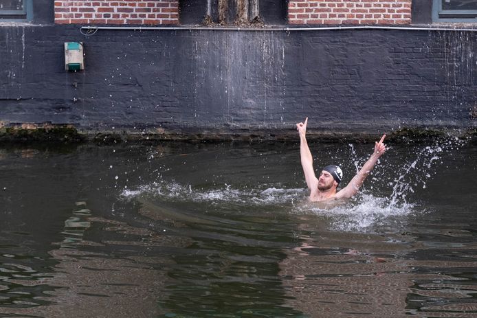 Ook radiopresentator Joris Brys sprong het water in.