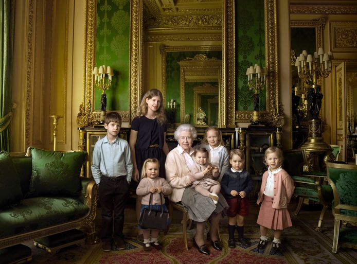Queen Elizabeth in april 2016, met de meeste van de achterkleinkinderen die ze toen al had.