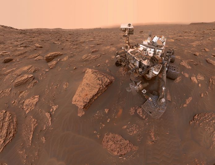 Curiosity aan het werk in de Galekrater op Mars waar de rover opaalachig materiaal aantrof.