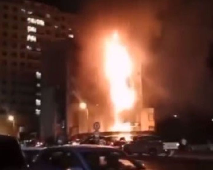 Beelden van Ahad TV tonen een zware uitslaande brand. Op het dak zouden veertig mensen vast zitten.