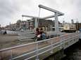 Brugdek Maassluis valt met klap naar beneden