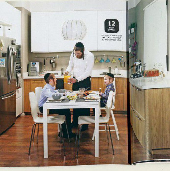 Een pagina uit de brochure van IKEA Israël. Een vader geeft twee zoontjes te eten in de keuken, maar van een moeder ontbreekt ieder spoor.