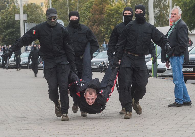 In Wit-Rusland wordt al meer dan een maand geprotesteerd tegen de 'frauduleuze' verkiezingsuitslag. De ordediensten reageren met geweld. Beeld EPA