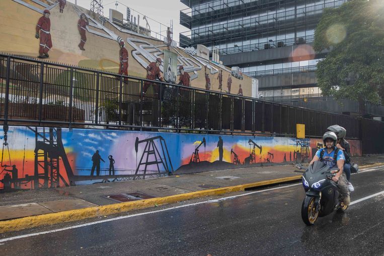 Een muurschildering in Caracas. Venezuela is potentieel een van de grootste olie-exporteurs ter wereld. Beeld ANP / EPA