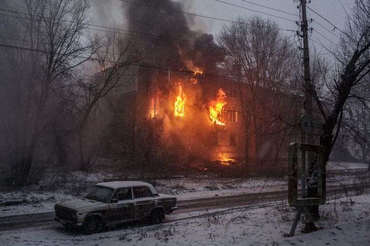 Brand in de stad Bachmoet in Oekraïne na een Russische aanval op 15 februari. Beeld Anadolu Agency via Getty Images
