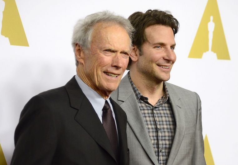 Regisseur Clint Eastwood (L) en Bradley Cooper. Beeld epa