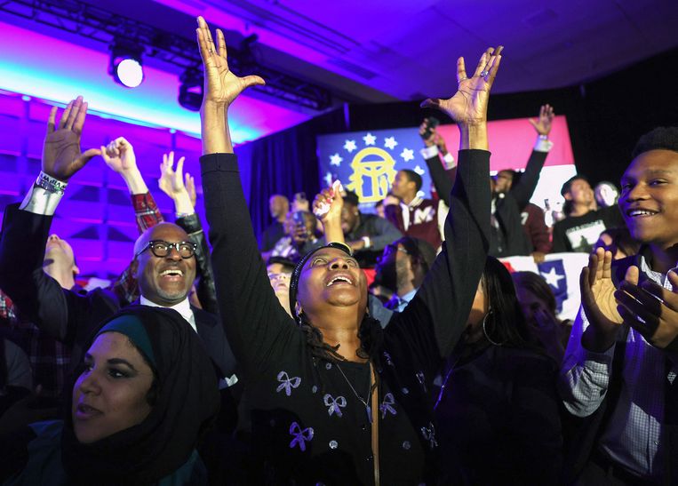 Aanhangers van de Democratische senator Raphael Warnock vieren zijn overwinning. Beeld Getty Images