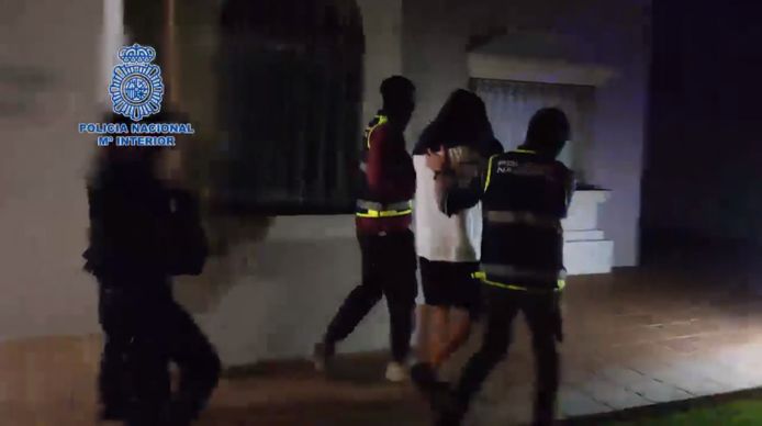 De Spaanse politie deelde een video van de arrestatie van de man.