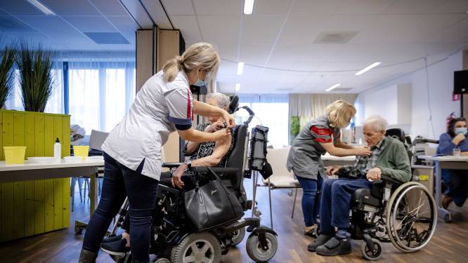 Verpleeghuizen versoepelen nauwelijks maatregelen, grote zorgen om welzijn ouderen