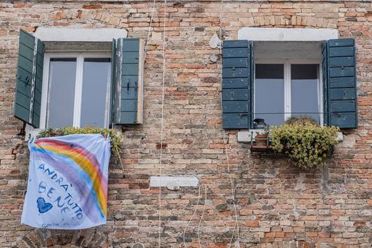 Een doek met de tekst 'Alles komt goed' in Venetië. Over heel het land duikt de hoopgevende boodschap op.