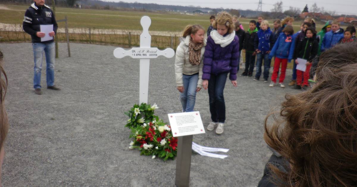 Herdenking bij gedenkteken Leesten