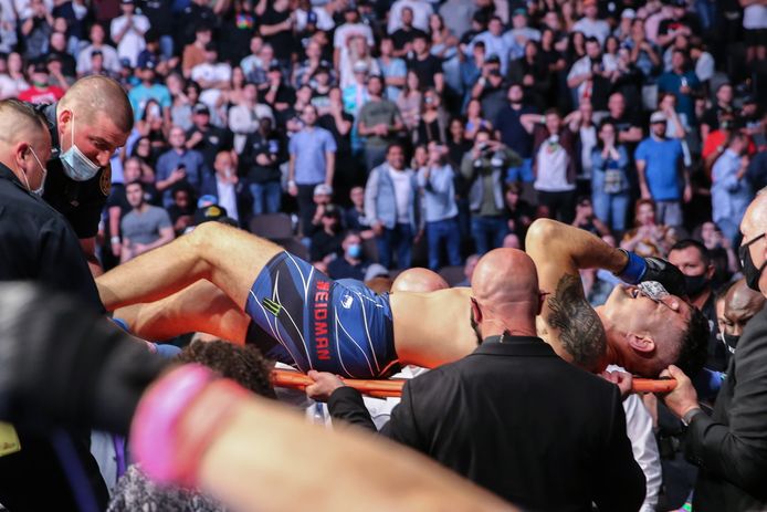 Chris Weidman wordt weggevoerd op een brancard na zijn gevecht met Uriah Hall.