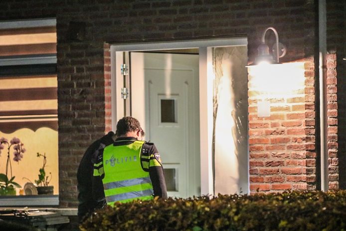 Agenten bij de woning aan De Weide in Achterberg waar een vuurwerkbom ontplofte. Archieffoto.