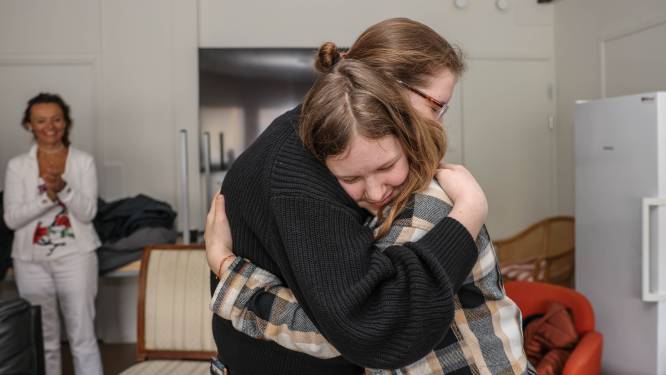 Esther (12) uit Schore geeft haar geld aan Lera uit Oekraïne, die slachtoffer werd van een inbraak: ‘Dit is zo lief!’