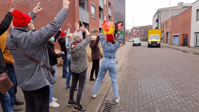 Gejuich bij het vertrek van de vrachtwagen met elektrische toestellen naar Pepinster.