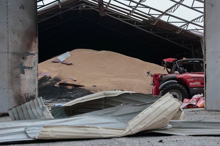 Een verwoeste graanschuur in de Donetsk-regio in Oekraïne. Beeld REUTERS