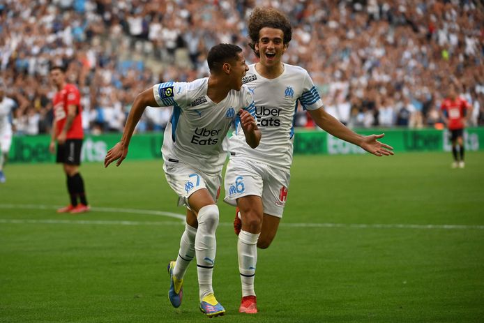 Spelers van Olympique Marseille vieren een treffer tegen Stade Rennes.