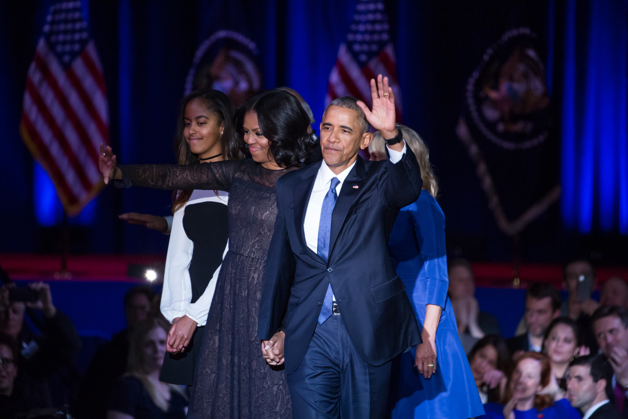 Vanaf links: Malia, Michelle en Barack Obama zwaaien vaarwel. Beeld Getty 