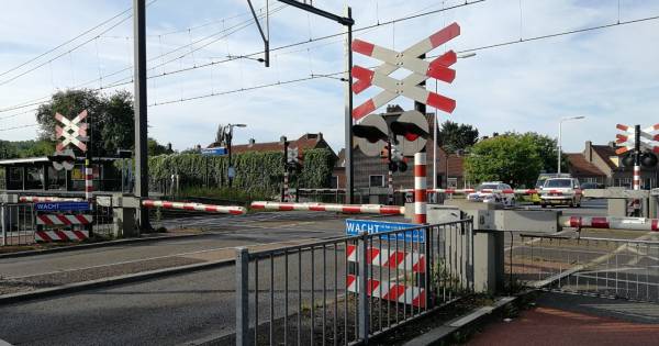 Geen treinen tussen Almelo en Hengelo na aanrijding.