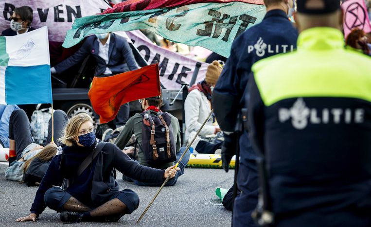 Ook vorige week blokkeerden actievoeders van Extinction Rebellion een kruispunt bij de Amsterdamse Zuidas.  Beeld EPA