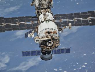 Dragon-bevoorradingscapsule aan ISS gekoppeld: van zonnepanelen tot tomaten en roomijs