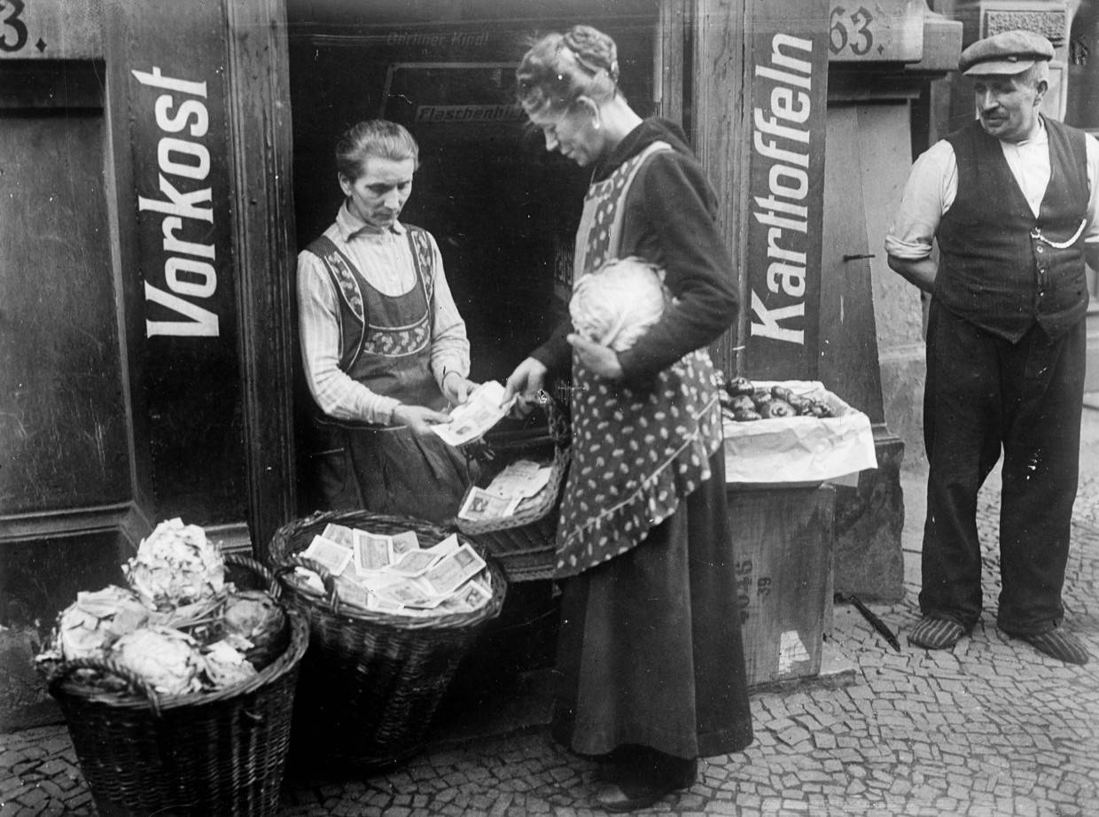 Groenteboer tijdens de economische crisis in de Weimar Republiek, circa 1919.  Beeld Roger Viollet/Getty Images