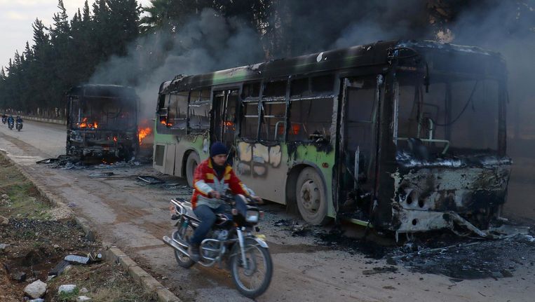 De bussen die in brand werden gestoken nabij de dorpjes al-Foua and Kefraya. Beeld reuters