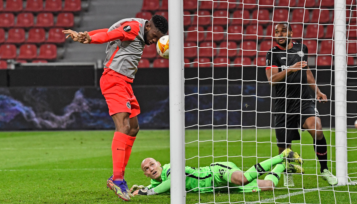Jordan Siebatcheu (links) scoort tegen Bayer Leverkusen in de zestiende finale van de Europa League. Beeld AP