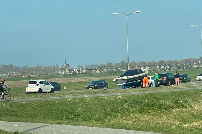 De boot raakte los en gleed het wegdek op.