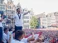 KIJK LIVE. Indrukwekkende beelden: Antwerp-spelers vieren titel met duizenden fans op Grote Markt