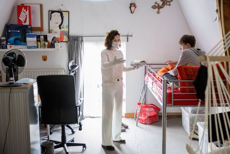 Een jongen in Nieuw-Beijerland krijgt half januari eten op zijn kamer, omdat hij positief getest is op corona en het gezin daarom in thuisquarantaine is. Beeld Arie Kievit
