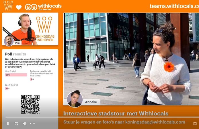 Anneke van WithLocals geeft een interactieve tour door de stad.