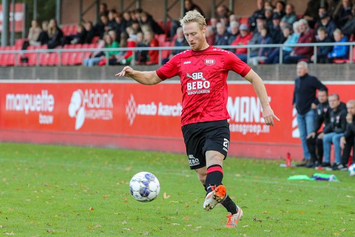 Routinier Tim Pothast zet de bal voor tijdens het duel van DETO tegen Noordscheschut.