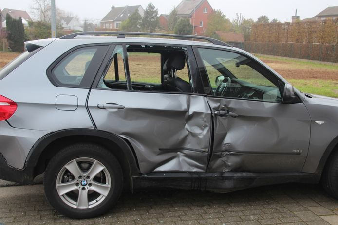 De motorrijder kon de BMW X5 die net voor hem de weg overstak niet meer ontwijken.