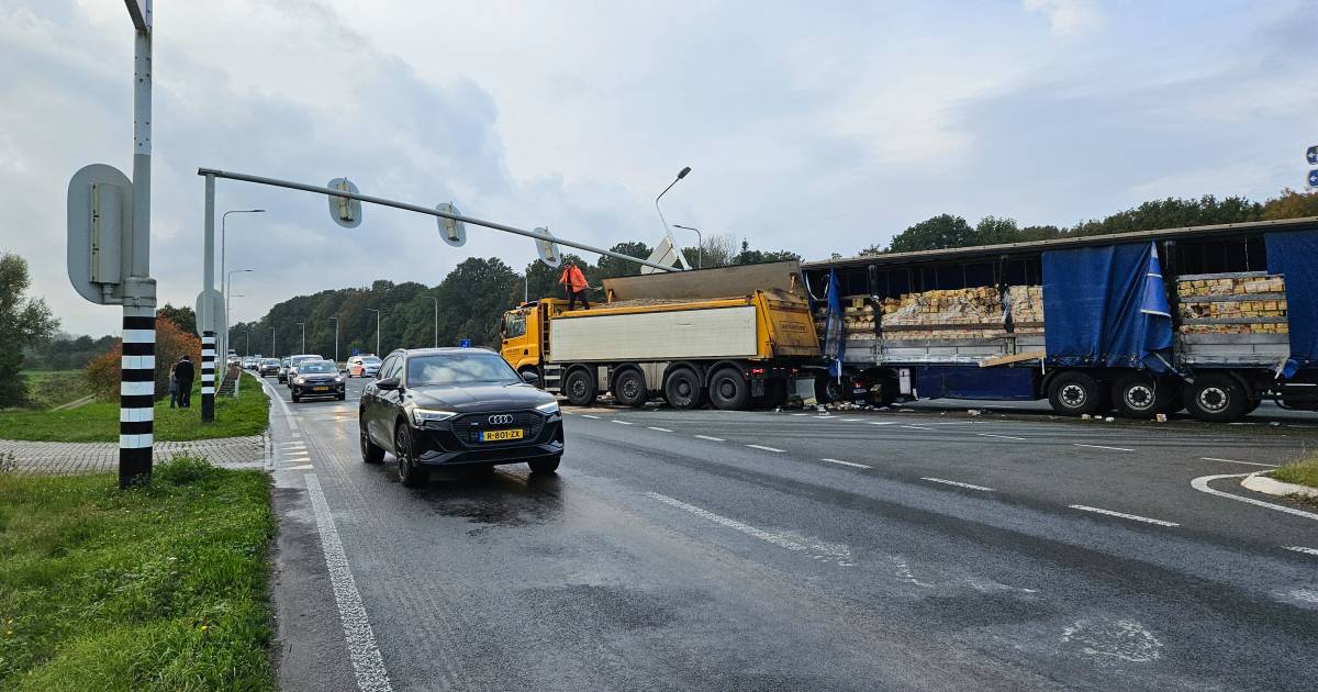 File op N225 bij Renkum door ongeluk met twee vrachtwagens; stapvoets rijden door oliespoor.