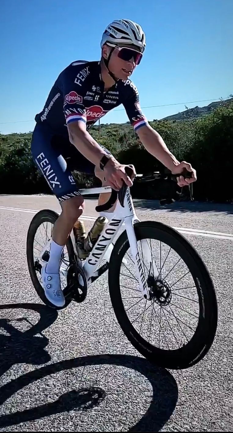 Van der Poel tijdens een van zijn duurtrainingen in Spanje. Beeld Instagram