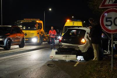 Botsing met twee auto’s zorgt voor lange file in Rijen
