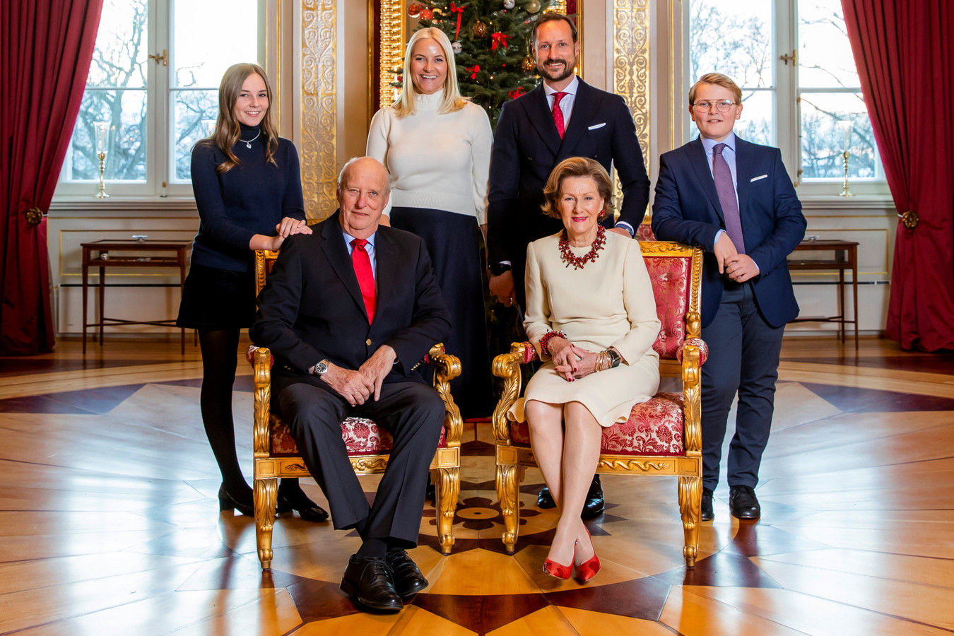 Prinses Ingrid Alexandra, koning Harald, kroonprinses Mette-Marit, kroonprins Haakon, koningin Sonja en prins Sverre Magnus.
