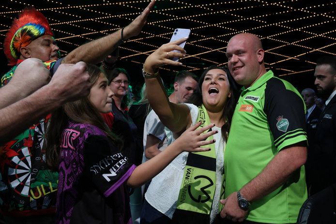 Michael Van Gerwen gaat in New York op de foto met fans.