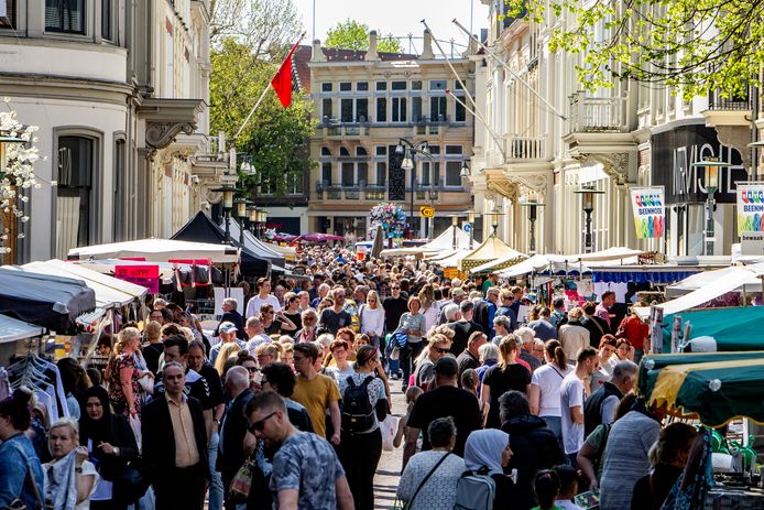 Een volle Keizerstraat bij de vorige editie van de Goede Vrijdagmarkt in Deventer, één van de grootste en oudste jaarmarkten van het Oosten. Door de coronacrisis gaat een streep door de editie van dit jaar.