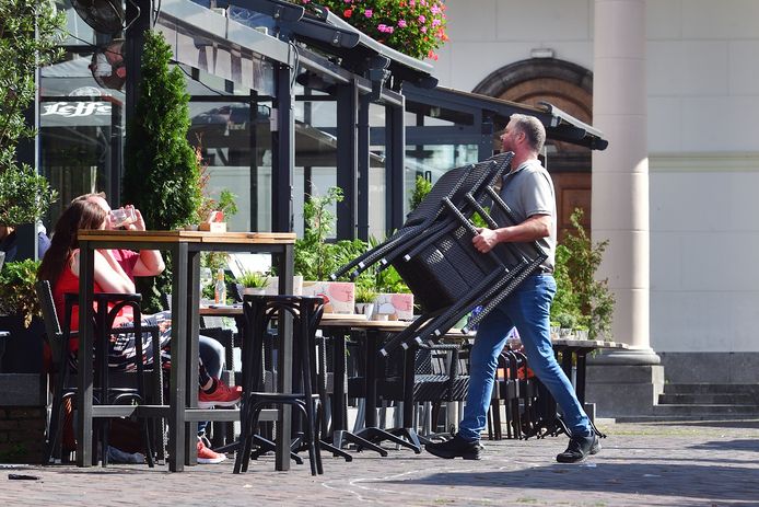 Tafels en stoelen moeten voor tien dagen aan de kant.