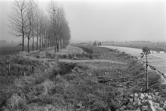 Aanleg van de Dorpenweg tussen Haren en Dennenburg. De weg moest veel veiliger worden, oordeelde de gemeenteraad van Ravenstein in 1977.