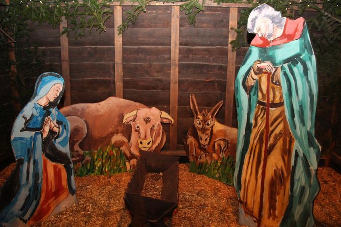 De vorige kerststal met scheel kijkende ezel.